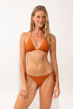 Load image into Gallery viewer, Model Front: Rio De Sol Set Set Ferrugo Tri-Inv Cheeky-Tie