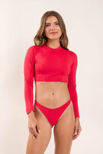 Load image into Gallery viewer, Model Front: Wednesday In Hawaii By Rio De Sol Top Top Hibiscus Reef
