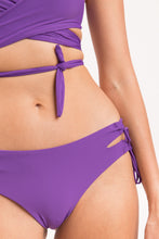 Load image into Gallery viewer, Image 10: Rio De Sol Set Set Amuleto Kate Madrid
